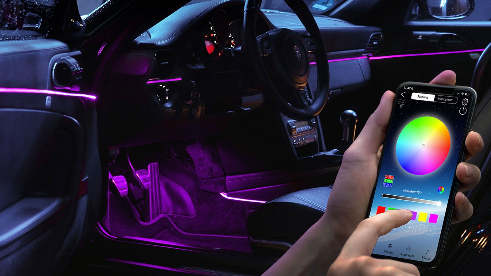 Χέρι που ρυθμίζει την απόχρωση και την ένταση του φωτισμού στα πόδια στο αυτοκίνητο μέσω κινητού.